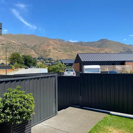 Modern Apartment - Walking Distance To Lake And Town
